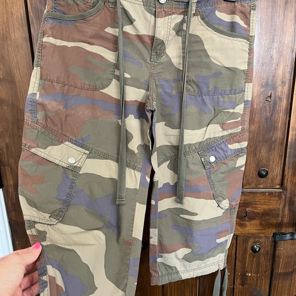 Cargo style capri pants - Picture 2 of 4